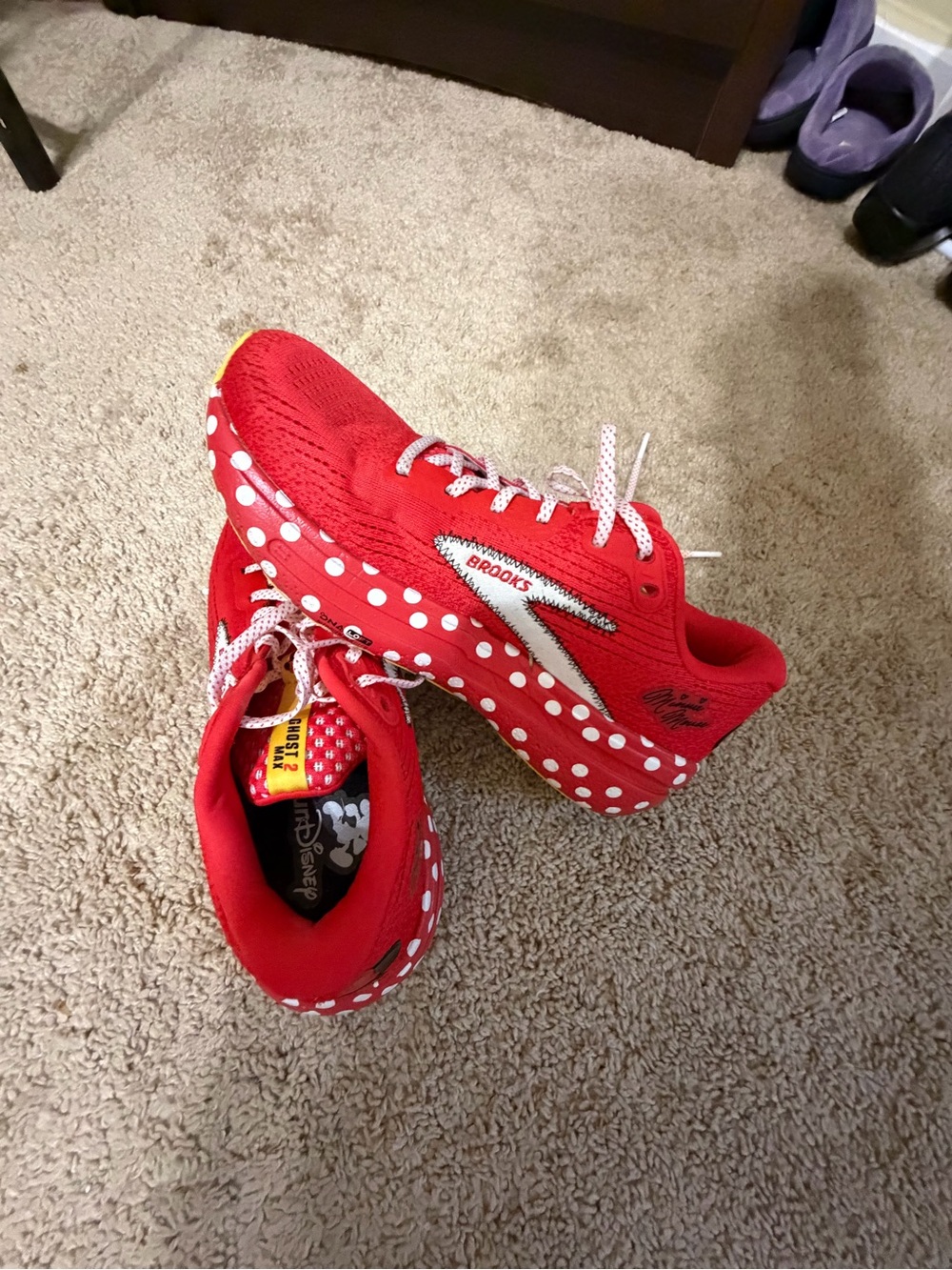 Brooks run disney minnie mouse Red Running Shoes 8.5 WIDE